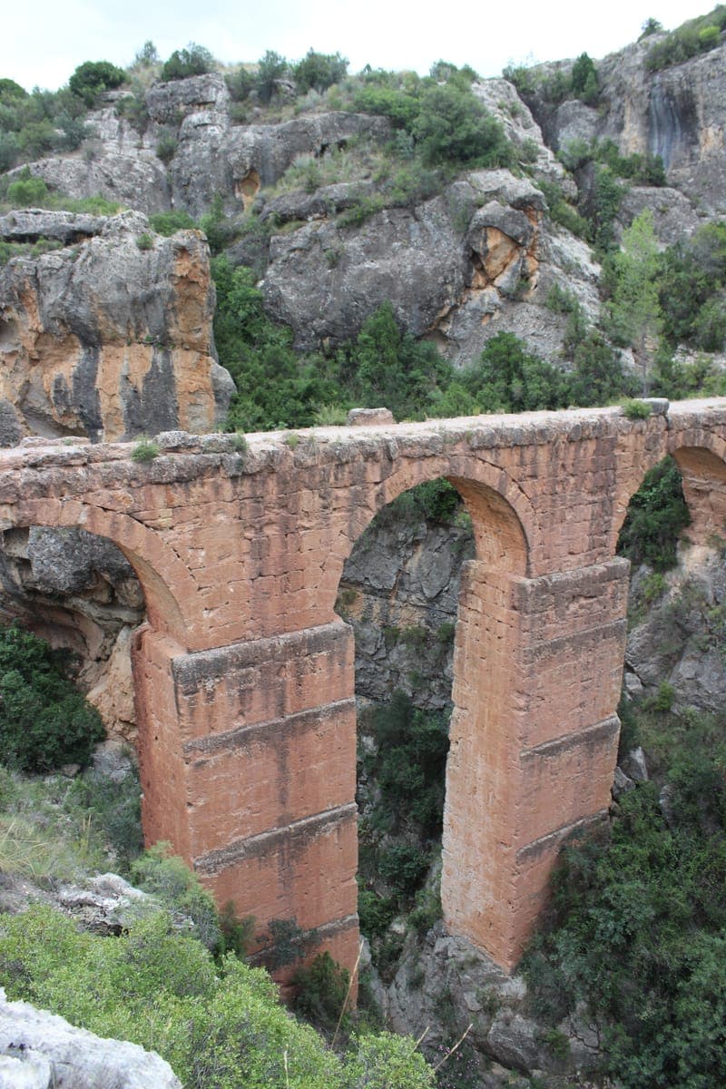 Acueducto Romano de la Peña Cortada con perro en Valencia
